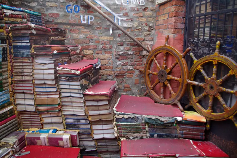 libreria-venice-acqua-alta-guided-experience