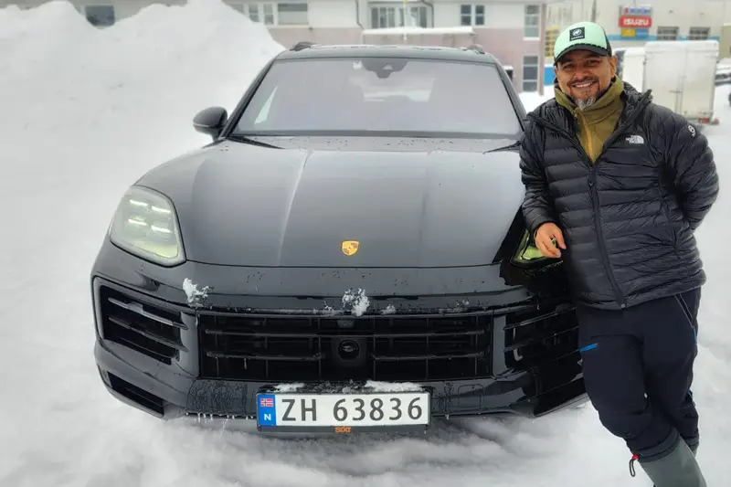 participant-lofoten-driving-porche-winter-tour